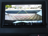 ギヤをRに入れるとナビの画面に後ろの映像が映るリヤカメラ付!後退時の安全確認やコンディションの悪い視界でもカラーバックモニターがドライバーをサポート☆☆☆