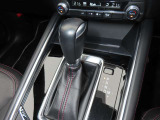 CX-5のシフトレバーです。MTモード付きの6ATで、しなやかな走りを支えます。また、足元にはフロアマットも装着済みです。