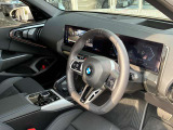 【コックピットシート】BMW車の主役席。車体中央にくる様に配置し車両重心とが一致する事でドライバーと車との一体感あるドライビングを実現。人間工学に基づき形成した形状が長時間のドライブ疲労も軽減します!
