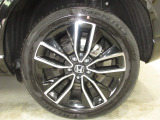 タイヤは純正のアルミホイールを装備!