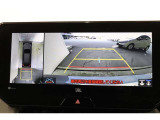 前後左右のカメラの映像を合成し、車を上から見たような視点のパノラミックビューモニター。後方の死角だけでなく左右や前方の障害物の発見もしやすくなります。