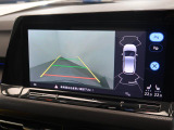 ギアをリバースに入れると車両後方の映像を映し出します。画面にはガイドラインが表示され、車庫入れや縦列駐車などの際に安全確認をサポートします。