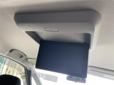 【フリップダウンモニター】天井にモニターが装備されています。お子様など、ロングドライブでも退屈せず楽しくお過ごし頂けます。