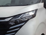 【LEDヘッドライト】悪天候や夜間走行時も良好な視界を確保し安心して運転できる高輝度LEDヘッドライトを装備!点灯速度が早く、消費電力も抑えられています。