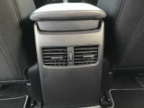 後部座席にもエアコン吹き出し口がしっかり装備されています。