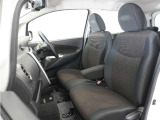 運転席と助手席は足元が繋がっているので自由に行き来しやすいので駐車場が狭いときでも助手席側からスムーズに乗り降りできて便利!