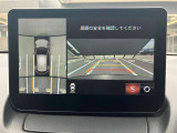 360&deg;ビューモニターでは、両サイドとフロント、バックカメラの合成で、あたかも上空から見下ろした様に周囲を確認して頂けます。駐車場だけでなく、T字路等でも活躍のアイテムです!