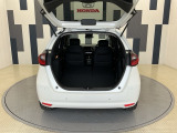 リアシートを倒すことでほぼフラットの状態となります。スペースを広く有効にご活用いただけます。