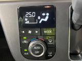 【オートエアコン】一度お好みの温度に設定すれば、車内の温度を検知し風量や温度を自動で調整。暑い&hellip;寒い&hellip;と何度もスイッチ操作をする必要はありません。快適な車内空間には必須の機能ですね♪