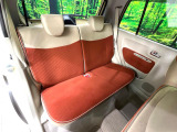 後部座席も気になるようなキズ・汚れやへたり等、大きなダメージはなく、良好な状態です。