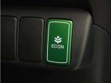 ◆ECONスイッチ(ECONモード)◆エンジンやエアコンといった、クルマ全体の動きを燃費優先で自動制御するECONモード。空調など快適性を優先したいときは、スイッチを押してOFFにできます。