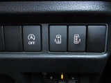 両側電動スライドドアのスイッチがあります。運転席に座ったままスライドドアの操作ができます。