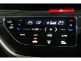 運転席と助手席の温度設定の変更が可能な左右独立タイプのデュアルエアコンです♪♪♪暑がりな人・寒がりな人も誰もが車内を快適にお過ごしいただけます♪♪♪