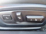 運転する時はドライビングポジションが気になりますよね。パワーシートで座席位置の微調整もしっかりできます。高級感がある装備としても人気があります。