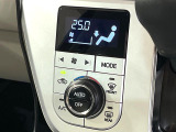 【オートエアコン】一度お好みの温度に設定すれば、車内の温度を検知し風量や温度を自動で調整。暑い&hellip;寒い&hellip;と何度もスイッチ操作をする必要はありません。快適な車内空間には必須の機能ですね♪