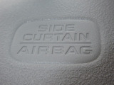 サイドカーテンエアバックシステムは、側面衝突時に大人から子供までさまざまな体格の乗員の頭部や頚部を広範囲で保護。特にセンターピラーへの頭部衝突を防ぐ展開性能を実現しています。