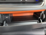 運転席側のインパネアッパーボックスは嬉しい収納!USBソケット付きでスマホの充電もできます!