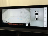 パノラミックビューモニターシステムが付いているので車の上から見た映像が確認できますよ。 一目で車両周辺の情報を確認できますが、直接安全をご確認下さい。