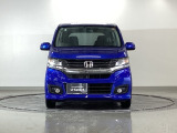 ディスチャージヘッドライト【HID】を装備していますのでとても明るく、夜間の走行や雨の日も安全・安心です。オートライトコントロール付きで周囲の明るさに応じて自動で点灯・消灯します。