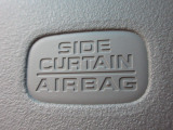 サイドカーテンエアバックシステムは、側面衝突時に大人から子供までさまざまな体格の乗員の頭部や頚部を広範囲で保護。特にセンターピラーへの頭部衝突を防ぐ展開性能を実現しています。