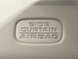 ★サイドカーテンエアバッグシステム★万が一の側面からの衝撃に対して、前席〜後席の上部からカーテン状にエアバックが展開して、頭部や頚部を幅広い範囲で保護します。