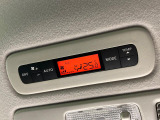 【リアオートエアコン】広い後部座席には必須の機能!風量や温度を自動で調整し前席と同様な車内環境にしてくれるリアオートエアコンを装備。夏の暑さも冬の寒さもストレスなく快適にお過ごしいただけます♪