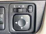 【電動格納ミラー】サイドミラーは電動格納式となっており、狭い駐車場でもキズがつくリスクを抑えられます。
