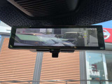 後方をカメラで映しだす機能が付いたスマートルームミラー!ルームミラーの下のレバーを変えるだけで、後席に大きな荷物が乗っていても、後方をカメラを確認できる便利機能!。