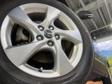 【純正17インチアルミホイール】外観にマッチした純正アルミホイールを装着しております。各種社外アルミホイールや、スタッドレスタイヤも取扱いしております。是非ご相談ください♪