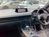 ドライバーが心に余裕をもって運転に集中できること、助手席や後席からもすっきりと前を見通せる空間の起点となり、全員が安心してドライブを楽しめることをモットーにシンプルなレイアウトとなっています。