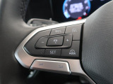 ◆クルーズコントロールにレーダーセンサーを組み合わせ、先行車を測定し設定されたスピードを上限に自動で加減速を行います。一定の車間距離を維持することで、長距離走行でのドライバーの疲労を低減させます。