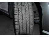 右前タイヤ タイヤはひびもなく良好です!詳細は各タイヤ写真をご覧ください。タイヤパンク保証プログラム販売中!もしもの時にタイヤ4本新品交換!詳細はスタッフまで!※ホイールロックナットは展示用です。