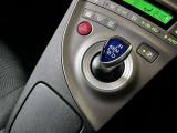 エレクトロシフトマチックの左側にハイブリッド走行モード選択スイッチが配置されています。