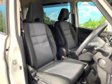 運転席まわりには十分なスペースがあり、大柄な方でもゆったり運転していただける環境です。