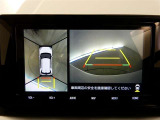 【パノラミックビュー】・・・車両の前後左右に搭載した4つのカメラにより、クルマを真上から見ているような映像を表示。運転席から確認しにくい車両周囲の状況を把握できます。