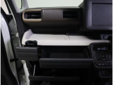 助手席前にはグローブボックス以外にも引き出しやドリンクホルダーを装備して収納スペースたっぷり!