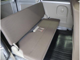 簡易的な後席シートもございます!短距離移動なら申し分ないクッションです!