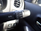 オートライト機能が装備されており暗い場所に入ると車両が検知しライトのON・OFFを自動的に切り替えてくれますので非常に便利な装備です♪