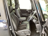 フロント広々、ベンチシートの運転席は、ハイトアジャスターが付いているので、快適にドライブができます。ハンドルはチルトステアリングで、ハンドル位置を上下に調節できます。
