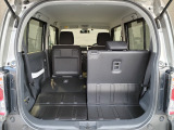 簡単に収納できる後部座席!大空間が出現します!シートアレンジが多彩な点も特徴です!レジャー用品も積み込めます!
