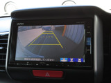 バックをするとき自動でリアの様子が映る『リアカメラ』付き!画面で確認しながらバックができますから安心ですね。でも、目視も大切ですよ!安全第一でお願いします!