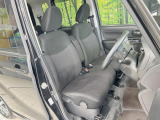 運転席まわりには十分なスペースがあり、大柄な方でもゆったり運転していただける環境です。