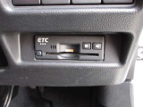 ETCももちろん搭載。いちいち料金所で停車する必要なんて当然ないです。スムーズにストレスなくドライブをお楽しみください。(※支払総額にセットアップ費用は含まれておりません。)