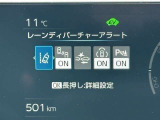 はみ出さないをサポートする「レーンディパーチャーアラート」、車線変更時の危険をお知らせする「ブラインドスポットモニター」、ぶつからないをサポートする「プリクラッシュセーフティ」を搭載。