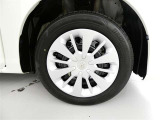 【純正ホイール】・・・純正ホイールでタイヤの山もしっかり残っております!ユーカー選びのポイントのひとつです。