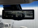 インテリジェントルームミラー搭載で、車の後方に設置されたカメラ映像を映し出してシートバックやヘッドレスト、同乗者に視界が遮られることがなく視認性が非常に良いです