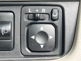 【電動格納ミラー】サイドミラーは電動格納式となっており、狭い駐車場でもキズがつくリスクを抑えられます。