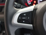 ステアリングスイッチ付き。前方から目を離すことなく操作することが可能です。