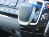 インパネシフトだから視線の移動も少なく足元もスッキリ♪運転席もゆったりしているのでゆとりを持ってドライブできますね!