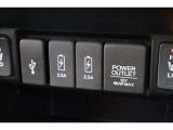 USBオーディオ用ソケットがついていますので携帯電話などを接続すれば音楽等の再生が可能です!充電用ソケットもございます!